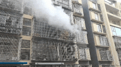 男孩点火后走向相邻商铺