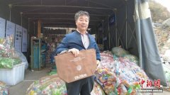 我们把渔民捡回来的塑料瓶割破放气