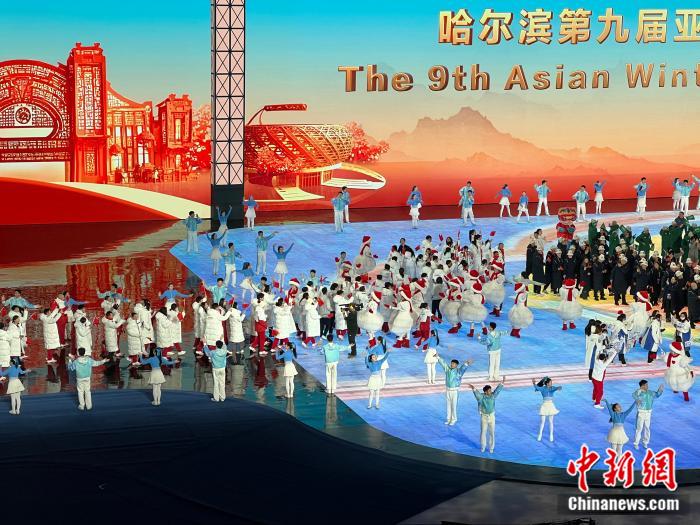 中国代表团入场引发全场欢呼，点亮哈尔滨亚冬