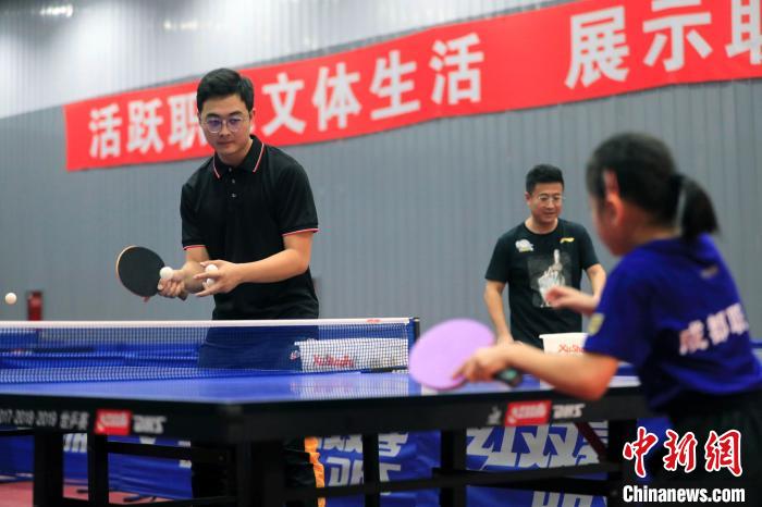 成都世乒赛团体赛开赛在即 蓉城乒乓热席卷街头