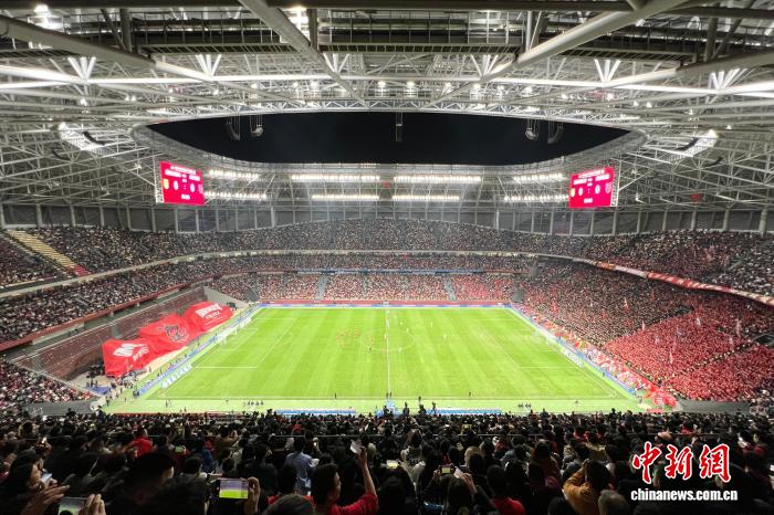 川渝德比再现中超赛场 重庆铜梁龙主场逼平成都