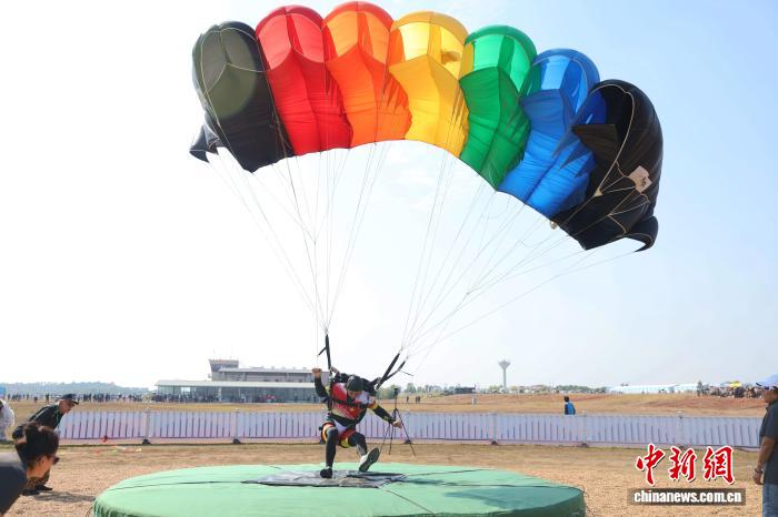 第16届特技定点跳伞世界杯在江西吉安开幕，中外