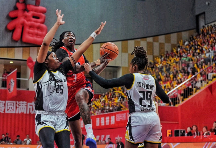 四川女篮险胜江苏南钢晋级半决赛